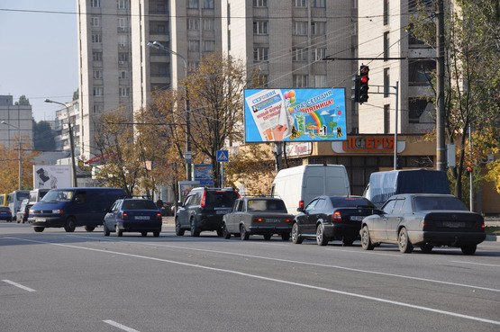 Фото рекламної площини за адресою Набережна Перемоги, 44 - вул. Мандриківська, піццерія "Луіджі" (з центру), світлофор