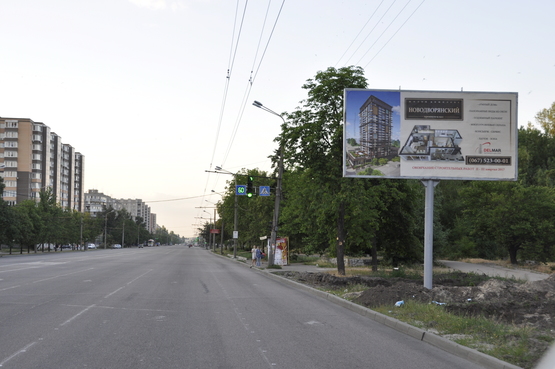 Фото рекламної площини за адресою Набережна Перемоги, 78 - спортивний клуб "ВОСХОД" (в центр), на світлофорі
