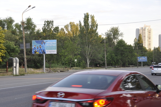 Фото рекламної площини за адресою Набережна Перемоги, 100, навпроти магазиныв "Ельдорадо", Varus" (з центру)