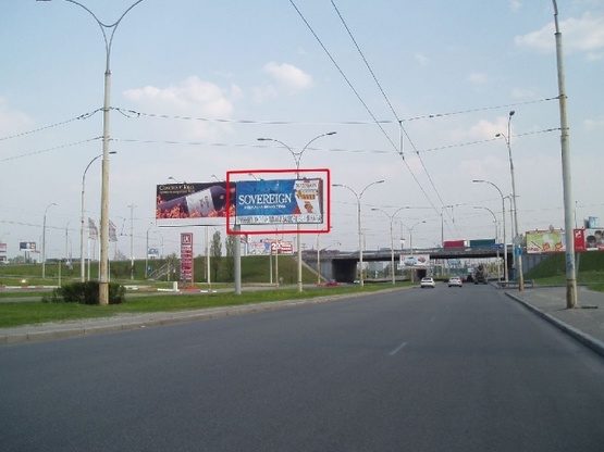 Фото рекламної площини за адресою Героев Сталинграда проспект / Московский проспект  (разделитель)