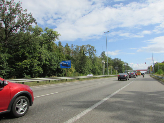 Фото рекламної площини за адресою Брест-Литовське шосе, за 100 метрів до світлофора (розворот до аєродрому "ЧАЙКА"), рух в напрямку Киева, ліворуч