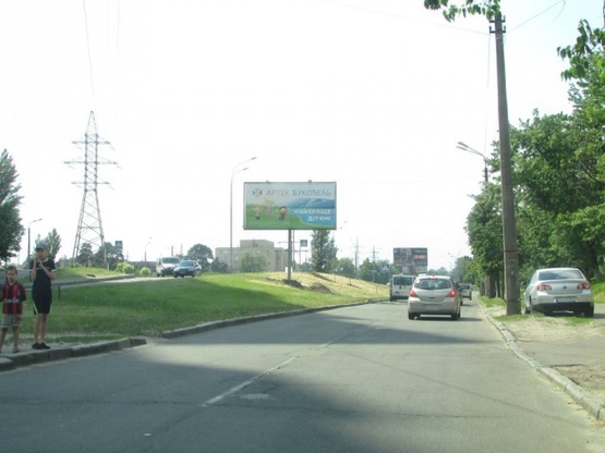 Фото рекламної площини за адресою Алішера Навої проспект, 69 (розподілювач), за 100 метрів руху до бульвару Перова, ліворуч