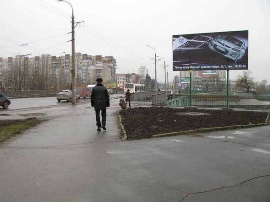 Фото рекламної площини за адресою вул.С.Бандери (над річкою)