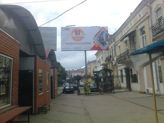 Фото рекламной плоскости по адресу пл. Відродження (вихід з ринку), правий Фото рекламной плоскости по адресу пл. Відродження (вихід з ринку), правий