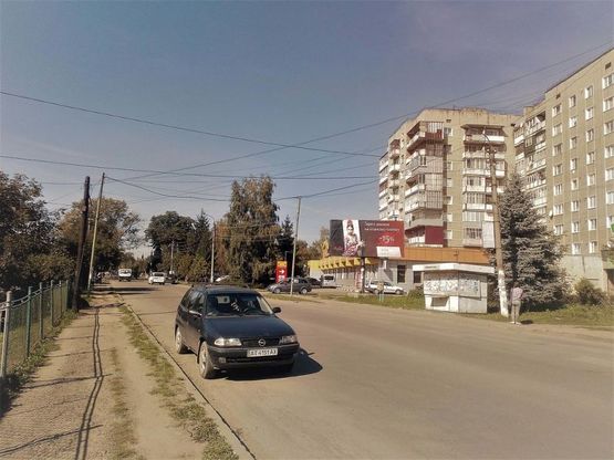Фото рекламної площини за адресою вул. І.  Мазепи, біля маг. "Гостинний Дім", напрям в центр