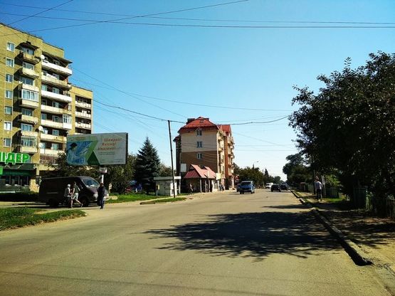 Фото рекламної площини за адресою вул. І.  Мазепи, біля маг. "Гостинний Дім", стоянка