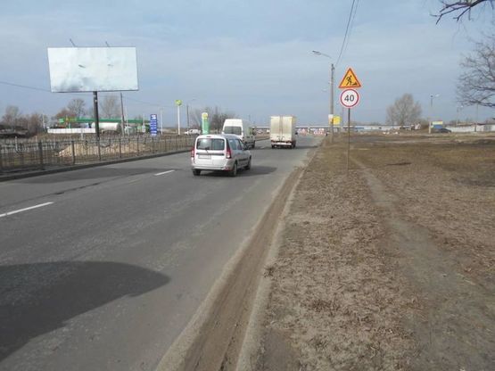 Фото рекламної площини за адресою Бoгатырская ул. - семьи Шовкоплясов из центра