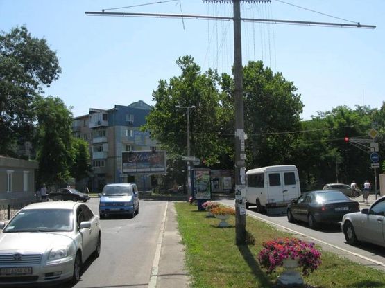 Фото рекламной плоскости по адресу перекрёсток ул. Победы,                                       ул. Данченко, Маршрут всего общественного транспорта, "Т" образный перёкрёсток при въезде в город, район Утреннего рынка