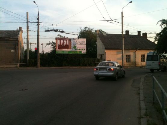 Фото рекламной плоскости по адресу на перехресті вулиць Руської-Січових Стрільців (колишня М. Олімпіади)