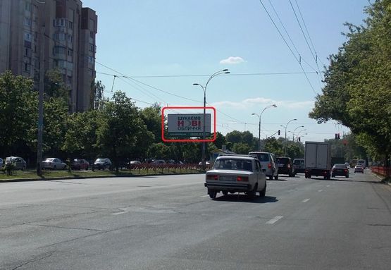 Фото рекламной плоскости по адресу Правды просп., 35 за остановкой в сторону Маршала Гречка (светофор)