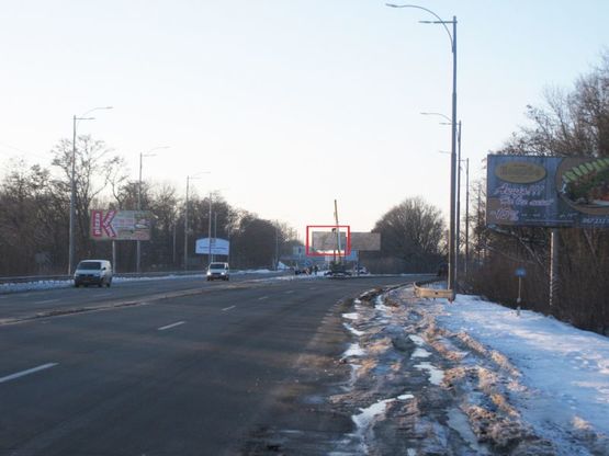 Фото рекламной плоскости по адресу Траса Е40, вул. Київський Шлях, 34км+850м, виїзд з м. Бориспіль на Київ, на розподільчій полосі.