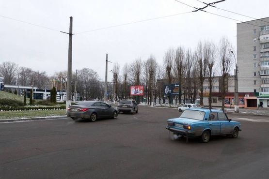 Фото рекламной плоскости по адресу просп. Л.Украинки (просп. 50-лет. Октября), круг Пивзавода, заезд на мост, перекрёсток с проспектом Свободы (ул. 60-лет. Октября), район гипермаркета «Маркетопт» на Московской, направление в центр(справа)