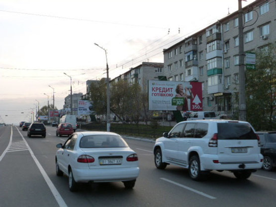 Фото рекламной плоскости по адресу просп. Свободы (ул. 60-лет. Октября), возле дома № 39/43, перекрёсток с переул. Г.Бреста,  район супермаркета «Мясная лавка» и детской стоматполиклиники