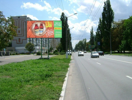 Фото рекламной плоскости по адресу просп. Л.Украинки (просп. 50-лет. Октября), 37-а, возле отеля «Европейский», остановка «Героев Сталинграда», район супермаркетов «АТБ», «Watsons»