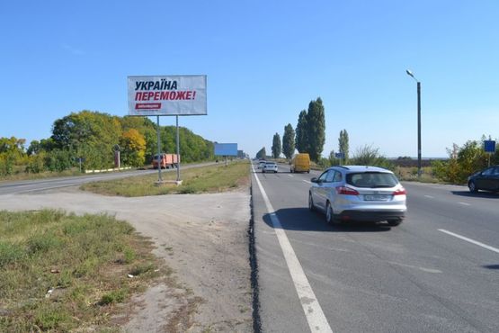 Фото рекламної площини за адресою Ростовская трасса-разделитель возле газовой заправки (выезд из города)
