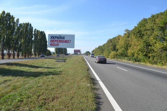 Фото рекламной плоскости по адресу Ростовская трасса-разделитель возле поворота на Б. Рогань (въезд в город)