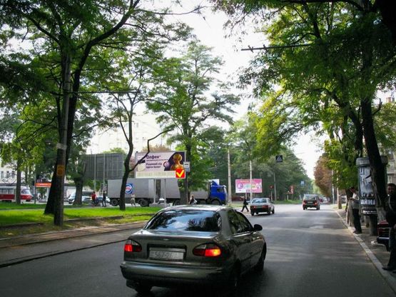 Фото рекламної площини за адресою пр-т. Пушкіна - вул. Савченка/пр. Пушкина - ул. Савченко, перекресток, светофор, район пр.Кирова, поток движения к Озерке