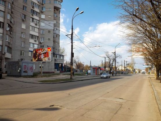 Фото рекламної площини за адресою вул. Рабоча - вул. Уральська, призма/ул. Рабочая - ул. Уральская (супермаркет "Алькон")