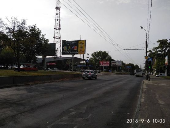 Фото рекламной плоскости по адресу пр.О.Поля, 52 на розподілювачі/пр. Кирова, 52 на разделителе, светофор, транспортная развязка, автосалон, супермаркет