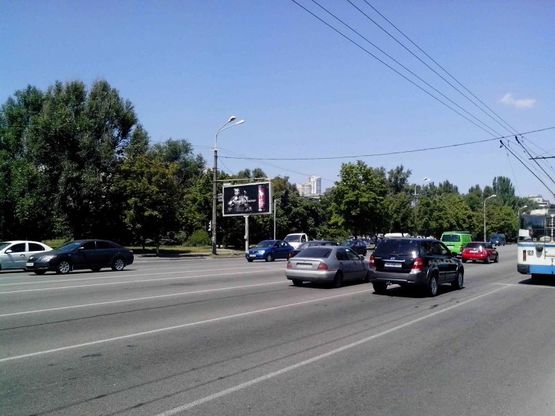 Фото рекламной плоскости по адресу вул.Наб.Перемоги, 40/ул.Наб.Победы, 40 светофор, большой трафик движения, направление в центр города