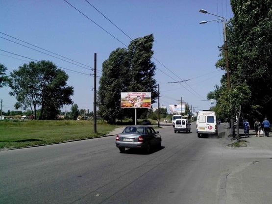 Фото рекламной плоскости по адресу пр.Мануйловский, 21/пр. Воронцова, 21 поток движения к Амурскому мосту