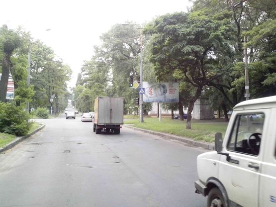 Фото рекламної площини за адресою вул.Шмідта, 18 - вул.Володимира Антоновича/ул.Шмидта, 18 - Свердлова, светофор, рядом рынок Озерка, центр города