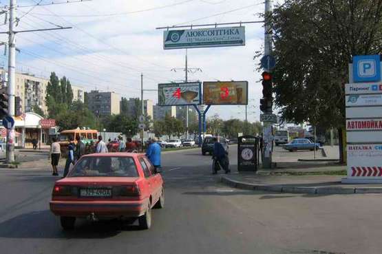 Фото рекламной плоскости по адресу пр-т Ак.Глушко -кинотеатр "Золотой Дюк" Чебурашка (на пл. Деревянко)