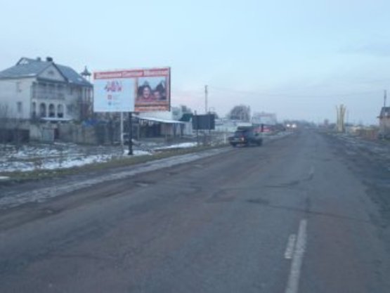 Фото рекламної площини за адресою Черніїв траса Ів.-Франківськ-Буковель  (перед знаком Івано-Франківськ)