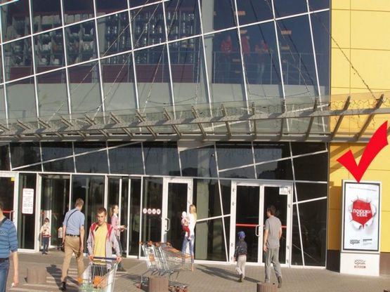 Фото рекламной плоскости по адресу вул.Б.Хмельницького 214, праворуч від входу Фото рекламной плоскости по адресу вул.Б.Хмельницького 214, праворуч від входу
