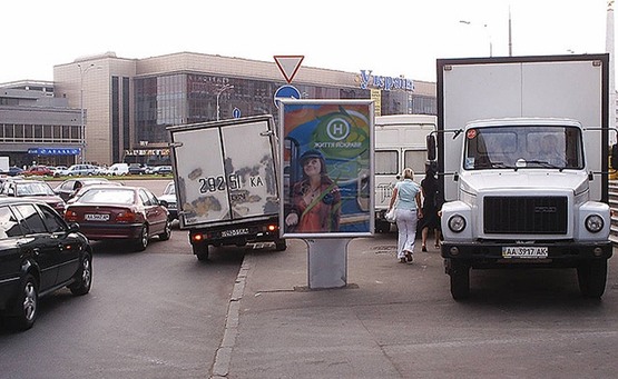 Фото рекламной плоскости по адресу Вул. Гончара, 96 / Пл. Перемоги ("Сільпо")