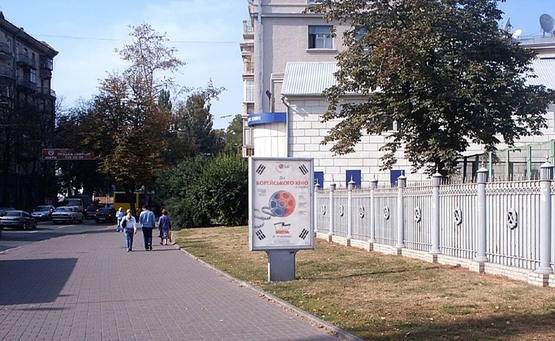 Фото рекламной плоскости по адресу Вул. Грушевського, 9 (біля Зупинки) Фото рекламной плоскости по адресу Вул. Грушевського, 9 (біля Зупинки)