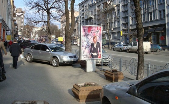 Фото рекламной плоскости по адресу Вул. Комінтерну, 16 / Вул. Саксаганського ("Капро")