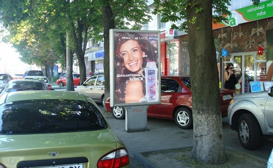 Фото рекламной плоскости по адресу Б-р. Лесі Українки, 24 (магазин Меблів, "Марокана")