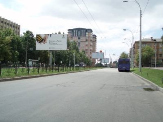 Фото рекламної площини за адресою Народного ополчения (разделитель)