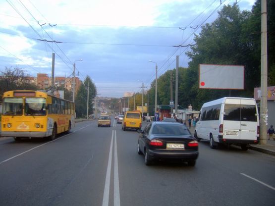 Фото рекламной плоскости по адресу Львівське шосе (районна лікарня). неподалік: міні ринок, багатоповерхова забудова, JСauto, супермаркет (в центр, на ринки)
