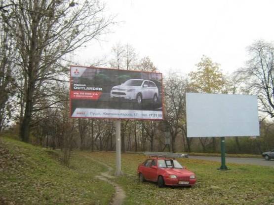 Фото рекламной плоскости по адресу перехрестя Глушець-Бринського (виїзд до Київського майдану )