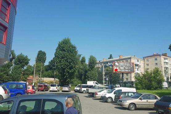 Фото рекламной плоскости по адресу вул.Зарічанська - Старокостянтинівське шосе. неподалік: АЗС "ОККО", ТЦ "Комфорт", не продовольчий ринок, новий житловий масив, Спорт-Ленд, автосалон "Форд", "Ауди", "Рено", цілодобове "Сільпо" (парковка ТЦ)