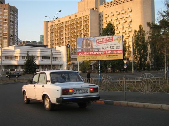 Фото рекламной плоскости по адресу ул. Андрея Малышка, 1  (А) Метро "Дарница" Детский мир