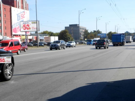 Фото рекламної площини за адресою ул.Братиславская 52, (Б), ТЦ "Б-52", в сторону "Эпицентра"