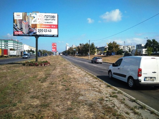Фото рекламної площини за адресою ул. Богатырская (разделитель, из центра) завод "Оболонь" (А)