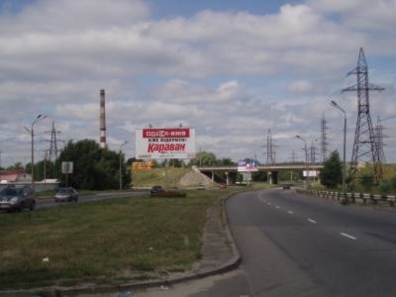 Фото рекламної площини за адресою Богатырская ул.,  разделитель / за 170 м по ходу от Петровки к мосту по ул.Добрынинская (в Вышгород)