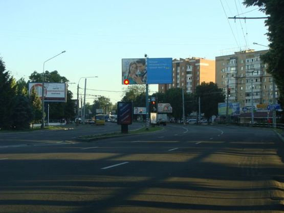 Фото рекламної площини за адресою ул.Фрунзе,97(разд.полоса) (из центра) Фото рекламної площини за адресою ул.Фрунзе,97(разд.полоса) (из центра)