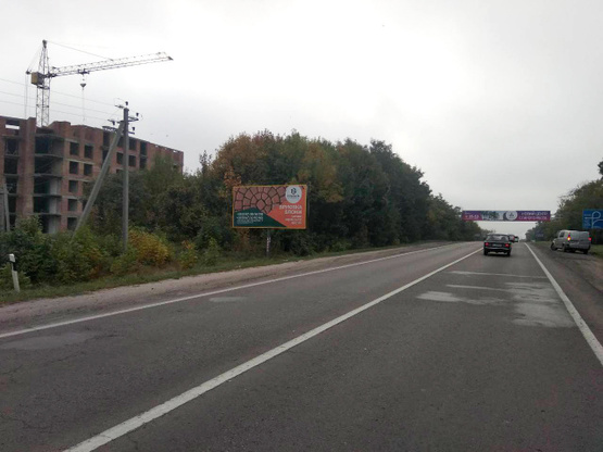 Фото рекламной плоскости по адресу въезд в г.Львов с направления границы с Польшей (г.Рава-Русская) трасса Львов- Рава-Русская (М-09) + около АЗК WOG + жовта вітрозахисна люмінесцентна рамка