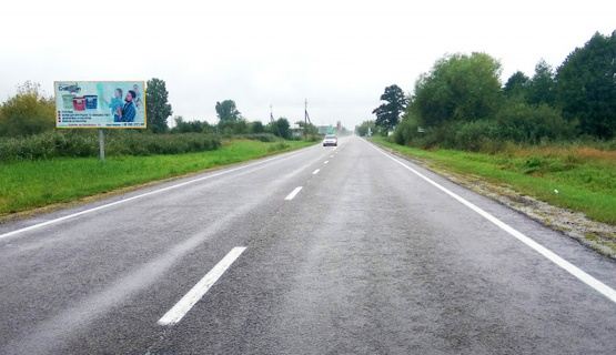 Фото рекламной плоскости по адресу центральний въезд в город + таможня, на границу с Польшей, трасса Львов- Рава-Русская (М-09) + АЗС ОККО + жовта вітрозахисна люмінесцентна рамка + висока конструкція