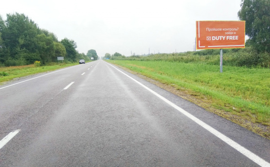 Фото рекламной плоскости по адресу выезд из города и таможни, с границы с Польшей на г. Львов, на г.Червоноград, траса Львов- Рава-Русская (М-09) + АЗС ОККО + жовта вітрозахисна люмінесцентна рамка + висока конструкція