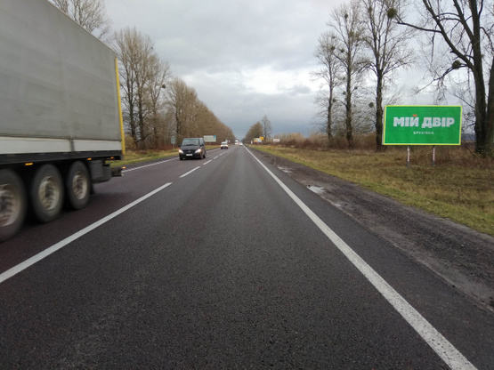 Фото рекламної площини за адресою с границы c Польшей (г.Рава-Русская) на г.Львов, трасса Львов- Рава-Русская (М-09) +АЗС + жовта вітрозахисна люмінесцентна рамка