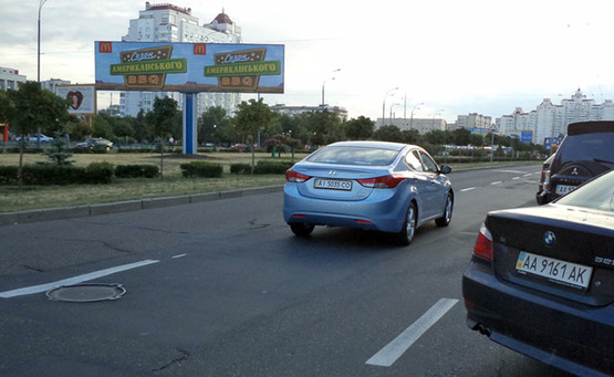 Фото рекламної площини за адресою Тимошенко 20 (А) (разделитель) напр. на ст.м.Минская (левый)