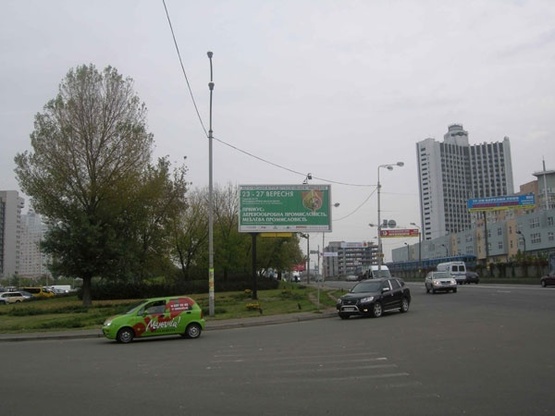 Фото рекламной плоскости по адресу Броварской пр. (Междун.Выстав.центр)-призма пл.3 -из центра
