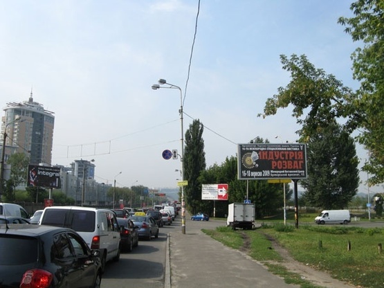 Фото рекламної площини за адресою Броварской пр. (Междун.Выстав.центр)-призма пл.1 - в центр