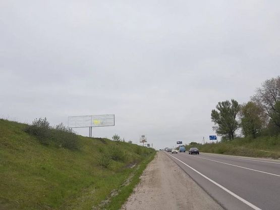 Фото рекламной плоскости по адресу Обїздна М-10, Західний обхід м. Львів, біля гот. Панська Гора в сторону ТРЦ King Cross Leopolis (правий)